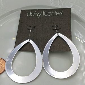 ✨3 for 25✨ Daisy Fuentes Silver Oval Earrings NWT